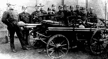 ...und uns niege F&uuml;erwehr, F&uuml;erwehr, F&uuml;erwehr, kriggt en Pott vull Wagensmeer vun Herrn Pastor sin Kauh!