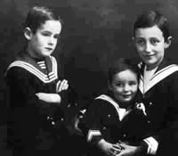 Keen Trolle, s&uuml;nnern richtige Minschen -- in Matrosenant&ouml;&ouml;g