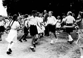 Vadder danzt mit de Kinner. Klick op to'n Vergr&ouml;ttern!