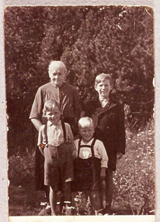 Grootmudder mit de dree Enkeljungs, de se optrocken hett