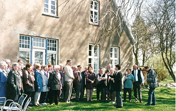 &Uuml;nner sachkundig F&uuml;hrung von Fru Nora Fischer erl&auml;wten wi dat V&ouml;rhebben 