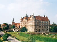 G&uuml;strow, Slott