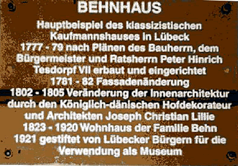 Steckbreef vun't Behnhuus in verkehrte hoochdüütsche Grammatik. Den Fehler findt Se wiss sülven. Nich? Dat mutt heten "...des Bürgermeisters und Ratsherrn ..."
