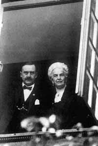 Ida Boy-Ed un Thomas Mann in den Erker. Klick op to'n Vergr&ouml;ttern!