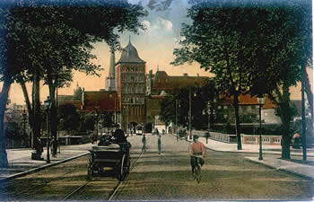 Dat Borgdoor mit Peer- un Stratenbahn. Klick op to'n Vergröttern!