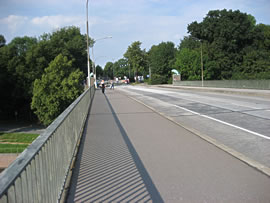 Borgdoorbr&uuml;&uuml;ch, achtern sitt de L&ouml;wen.  Klick op to'n Vergr&ouml;ttern!