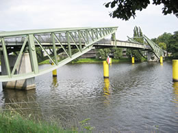 D&uuml;sse Br&uuml;&uuml;ch is nich twei, se s&uuml;ht bloots so ut:  de Footg&auml;ngerbr&uuml;&uuml;ch an de Hundestraat. Klick op to'n Vergr&ouml;ttern!