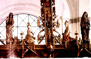 Figurengrupp ünner dat Triumphkrüüz. Klick op to'n Vergröttern!