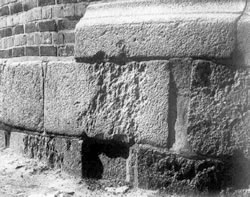 De Granitsockel. Klick op to'n Vergr&ouml;ttern!