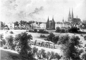 De Isenbohn föhrt an't Holstendoor vörbi. Klick op to'n Vergröttern!