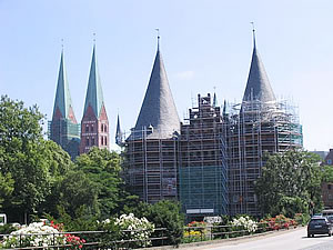 Sommer 2005: Dat Holstendoor mutt al wedder &ouml;verhaalt warrn. Un de Marienkark achtern ok! -- Klick op to'n Vergr&ouml;ttern!