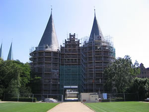 Sommer 2005: Dat Holstendoor in't Ger&uuml;st, opnahmen vun de Butensiet. Klick op to'n Vergr&ouml;ttern!