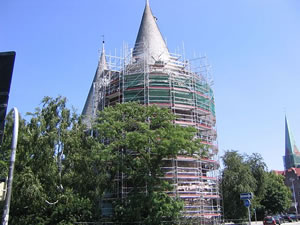 Sommer 2005: Dat Holstendoor in't Ger&uuml;st, opnamhen vun de Siet. Klick op to'n Vergr&ouml;ttern!