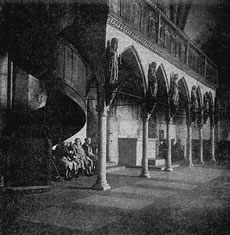 Fruuns sitt ünner den Lettner. Histoorsche Opnahm. Klick op to'n Vergröttern!