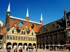 Dat Raathus mit de dree Gevel, de in de rode Wand versmolten s&uuml;nd. Klick op to'n Vergr&ouml;ttern!