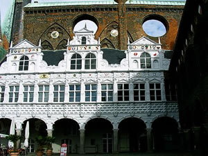 De V&ouml;rbu vun't Raadhus in nieges Witt. Klick op to'n Vergr&ouml;ttern!