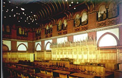 De B&uuml;rgerschaftssaal -- d&uuml;&uuml;ster un g&uuml;llen. Klick op to'n Vergr&ouml;ttern!