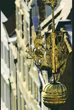 Baven op den Gevel: De g&uuml;llen Kugel mit Seilschipp dorop. -- Klick op to'n Vergr&ouml;ttern!