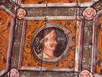 Kaiserportr&auml;t an de Kassettendeck: Kaiser Tiberius, as se sik em v&ouml;rstellt hebbt -- apensichtlich in beste Luun