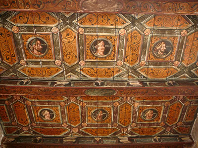 De kumplett restaureerte Kassettendecke