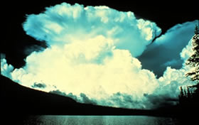 De Cumulonimbus, de Gewidderwulk, ok Amboss-Wulk. De "Hammer" to den Amboss is denn je woll de Dunner, nich? Man de k&uuml;mmt later.