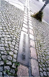 De Verloop vun'e Muer warrt in Berlin d&ouml;r Plastersteen and&uuml;&uuml;d